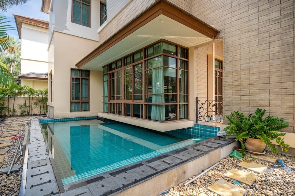 Luxury corner unit house with private pool and Jacuzzi for rent / sale in nice quiet and shady village with good security in the heart of BKK near St.Andrews International School Bangkok, Bangkok Adventist International