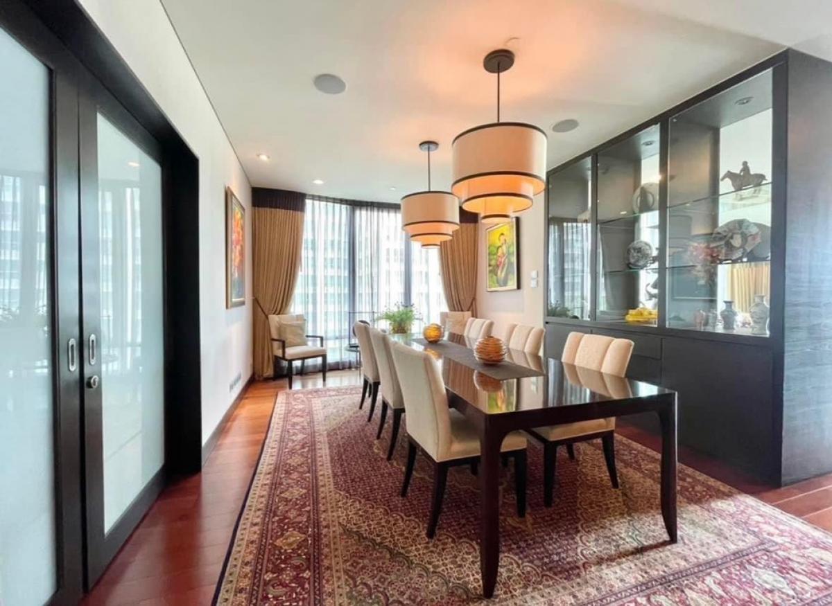📢👇Sell with tenant contract til May 26.Luxury condominium just behind Central Chidlom, The Park Chidlom, quiet , shady place to live in mid of town, big balcony, nice decor, fully furnished