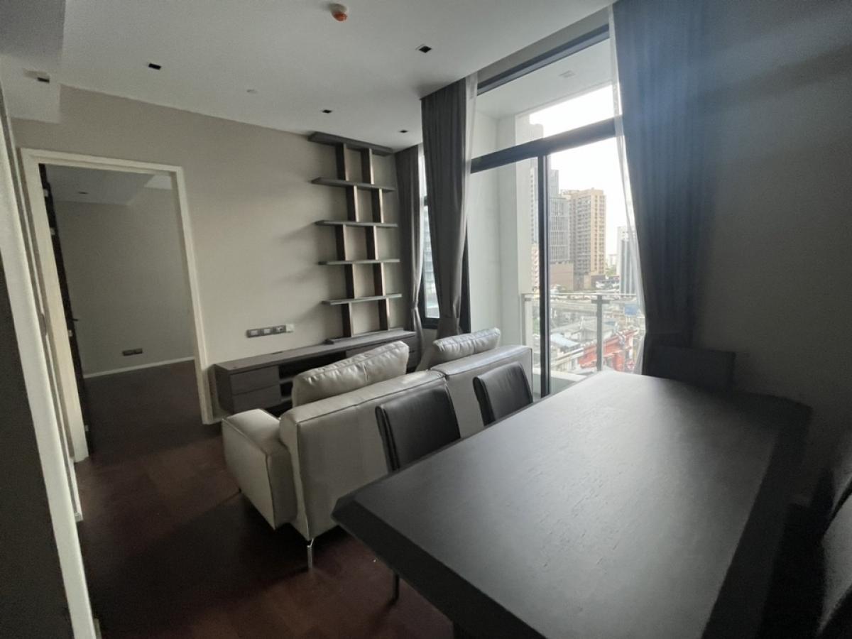 📢👇Only 100 meters from BTS Phromphong, located in the Em District area.