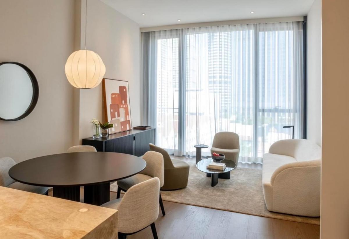 📢👇Super luxury place to live located on Langsuan Road, easily access to Bangkok’s premier shopping, dining, and entertainment districts. Enjoy the best of urban living with proximity to Central Embassy, Gaysorn Village, and Lumpini Park. Fully furnished b