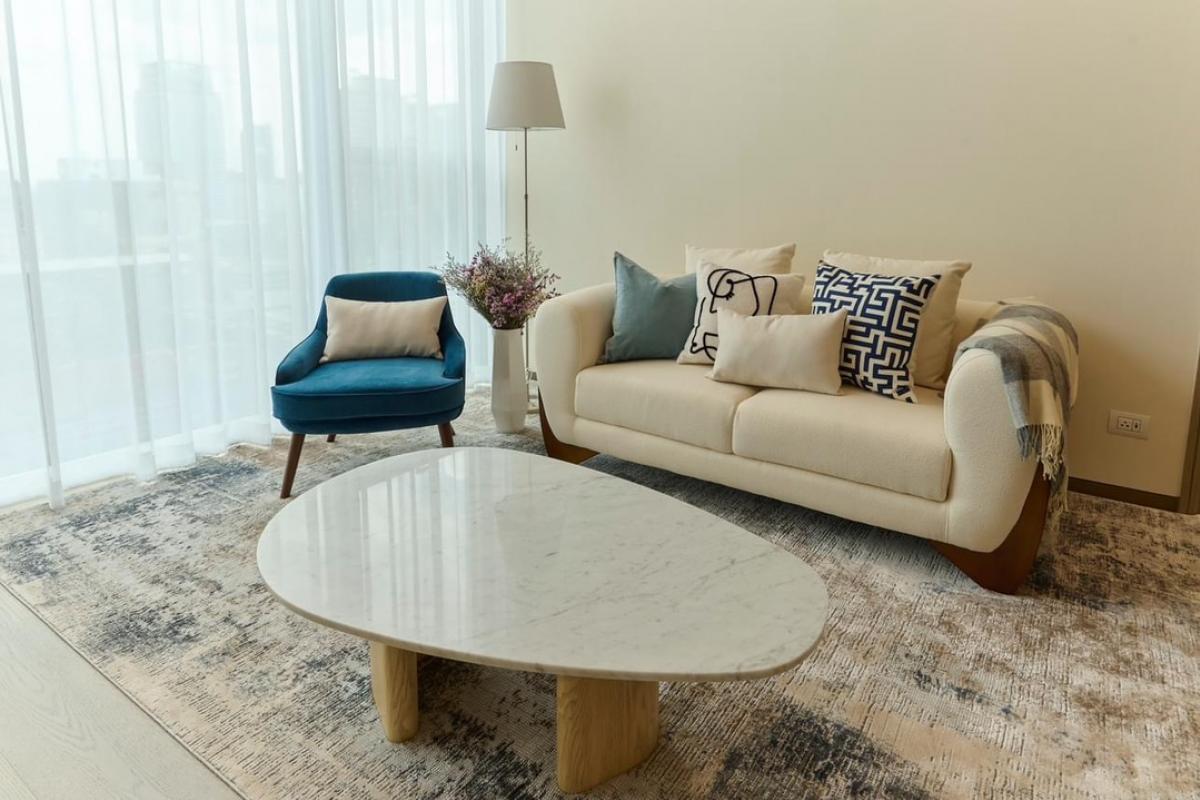 📢👇Super luxury place to live located on Langsuan Road, easily access to Bangkok’s premier shopping, dining, and entertainment districts. Enjoy the best of urban living with proximity to Central Embassy, Gaysorn Village, and Lumpini Park. Fully furnished w