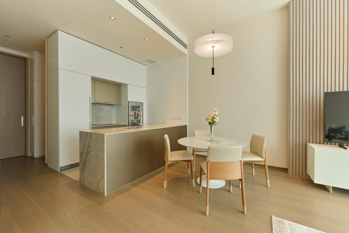 📢👇Super luxury place to live located on Langsuan Road, easily access to Bangkok’s premier shopping, dining, and entertainment districts. Enjoy the best of urban living with proximity to Central Embassy, Gaysorn Village, and Lumpini Park. Fully furnished w