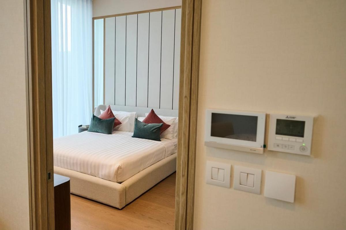 📢👇Super luxury place to live located on Langsuan Road, easily access to Bangkok’s premier shopping, dining, and entertainment districts. Enjoy the best of urban living with proximity to Central Embassy, Gaysorn Village, and Lumpini Park. Fully furnished w