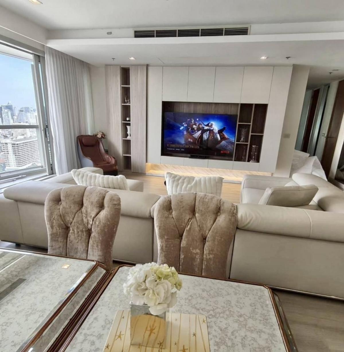 Living in luxury project with huge river view and Icon Siam, corner unit, long balcony, fully furnished