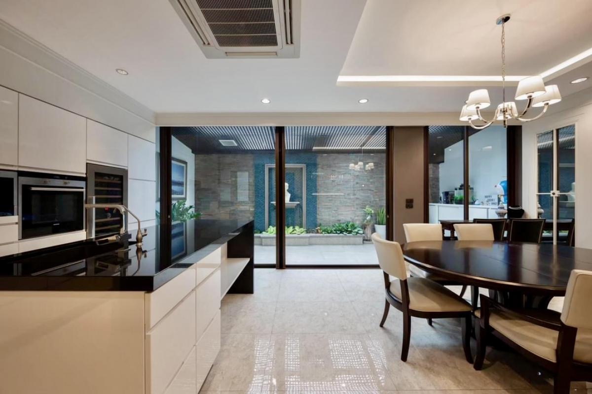 📢👇Townhome 4 ชั้น เพิ่งตกแต่งใหม่ หน้าบ้านหันทิศ ตะวันออกเฉียงใต้ รปภ 24 ชม ไม่มีคลับเฮาส์และพื้นที่ส่วนกลาง ขายพร้อมเฟอร์นิเจอร์และชุดครัว Built-in (ไม่รวมเฟอร์นิเจอร์ตัวลอย) เดินทางสะดวกหลายเส้นทาง: ทางด่วนรามอินทรา-อาจณรงค์, สุขุมวิท, เอกมัย, คลองตัน