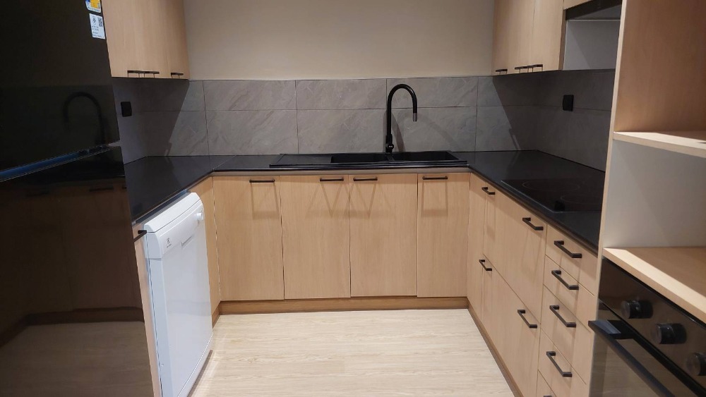 For rent 3 bedrooms near Lumpini park, Sathorn, Silom. Newly renovated modern style at kid friendly condo with full facilities and convenience access 5 mins walk to MRT Lumpini.