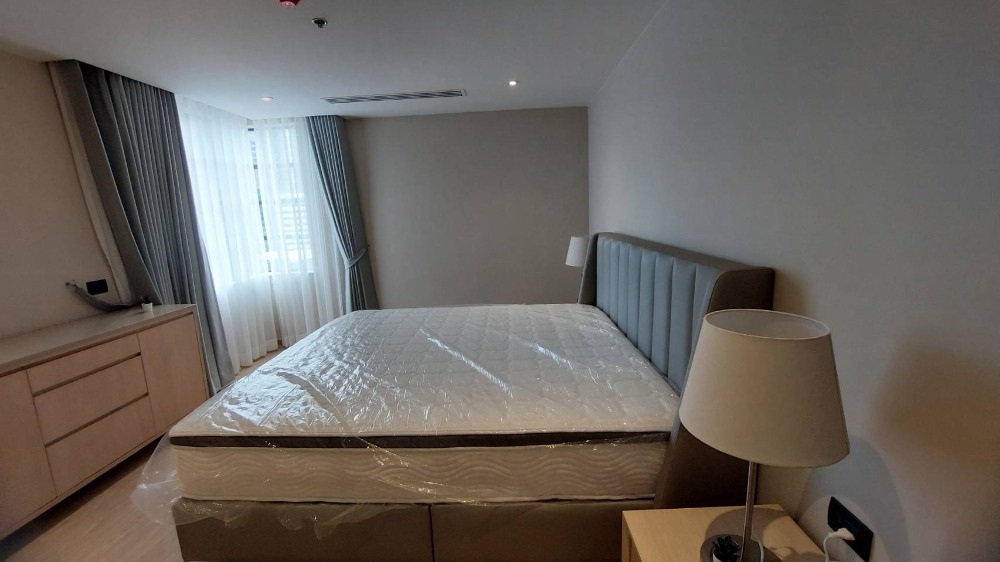 For rent 3 bedrooms near Lumpini park, Sathorn, Silom. Newly renovated modern style at kid friendly condo with full facilities and convenience access 5 mins walk to MRT Lumpini.