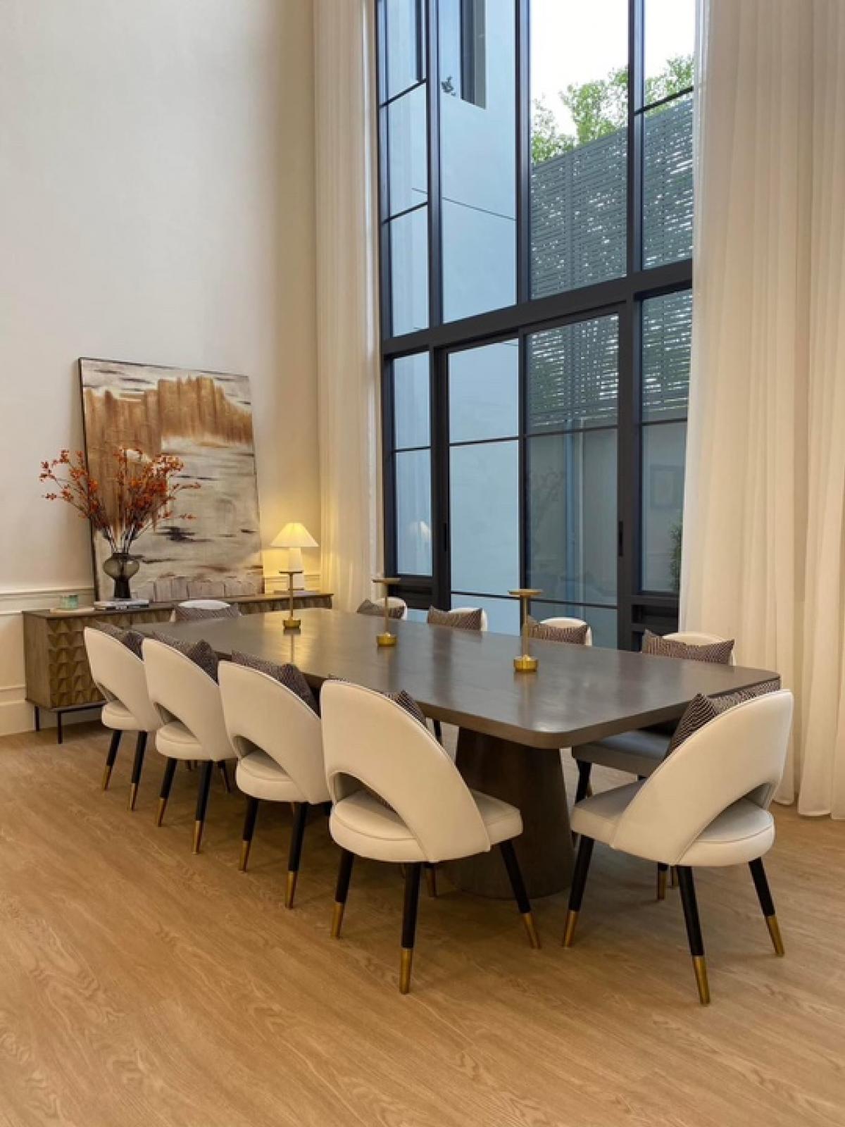 📢👇Brand new luxury house never occupied,  convenient access from both directions, via the New Krungthep Kreetha and Ramkhamhaeng 68 , to Rama 9 and Thonglor within 20 minutes. Close to  Brighton and Wellington international school.