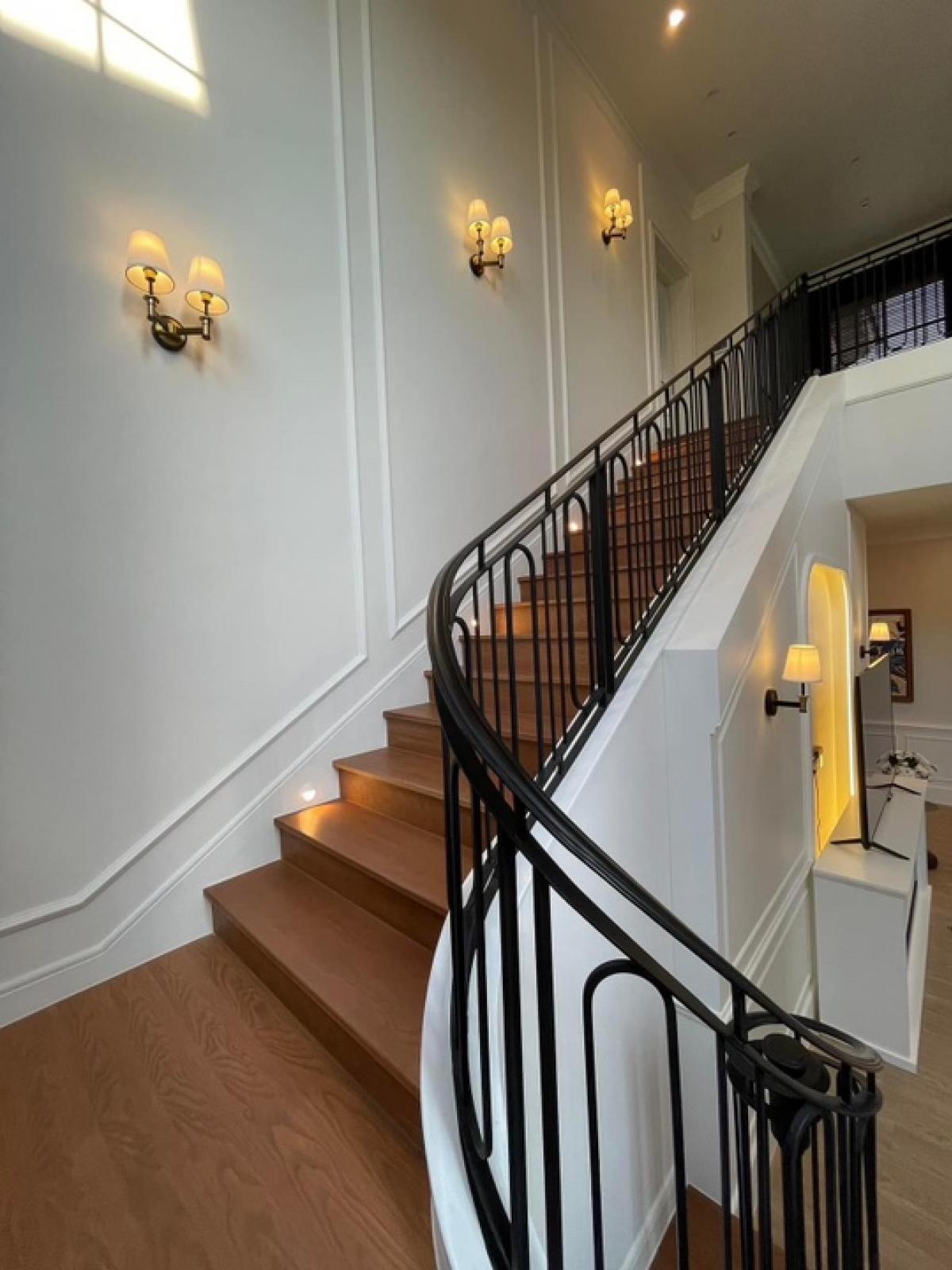 📢👇Brand new luxury house never occupied,  convenient access from both directions, via the New Krungthep Kreetha and Ramkhamhaeng 68 , to Rama 9 and Thonglor within 20 minutes. Close to  Brighton and Wellington international school.
