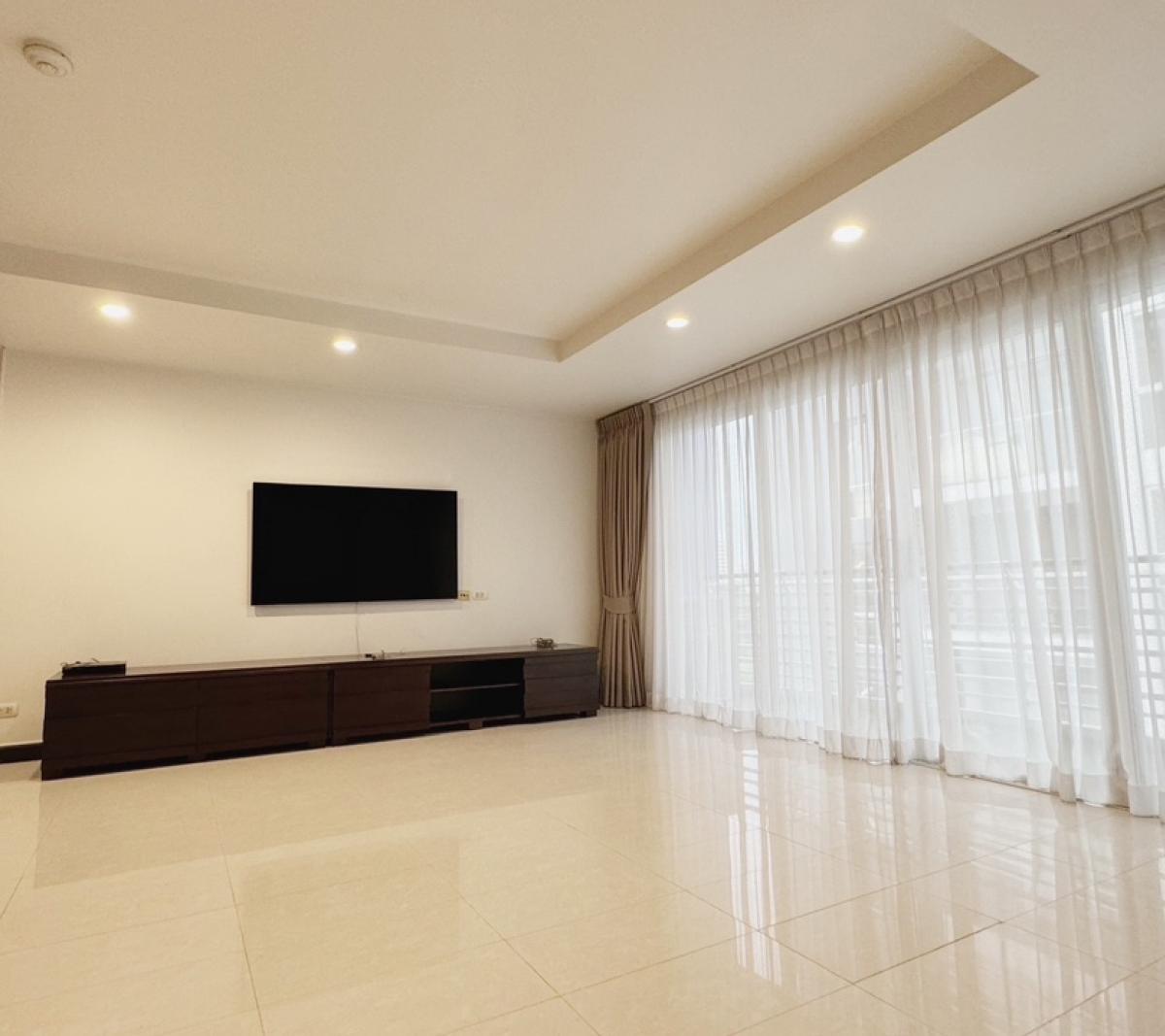 📢👇 Big size for 3 beds and maid room  at The Avenue Sukumvit 61, near Park lane and Gate way Ekamai.