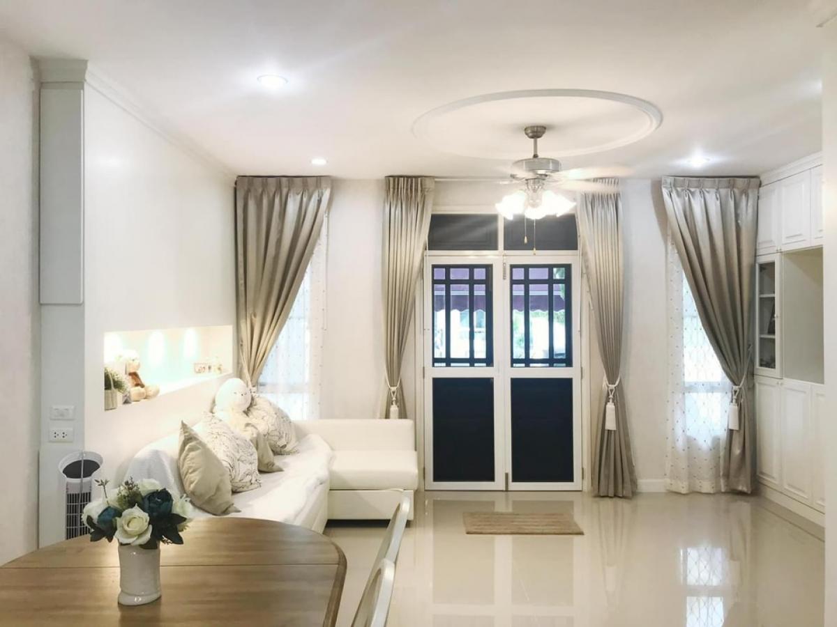📢👇Luxury 3 storey Townhome at Leon Sukhumvit 62, good compound with good security, next to the expressway, nearby numerous schools, shopping malls, hospitals, restaurants