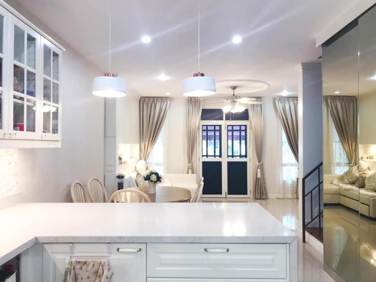 📢👇Luxury 3 storey Townhome at Leon Sukhumvit 62, good compound with good security, next to the expressway, nearby numerous schools, shopping malls, hospitals, restaurants