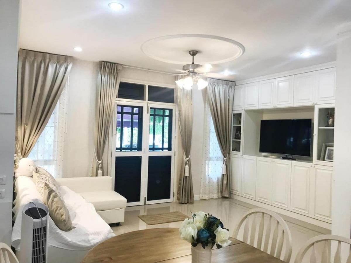📢👇Luxury 3 storey Townhome at Leon Sukhumvit 62, good compound with good security, next to the expressway, nearby numerous schools, shopping malls, hospitals, restaurants