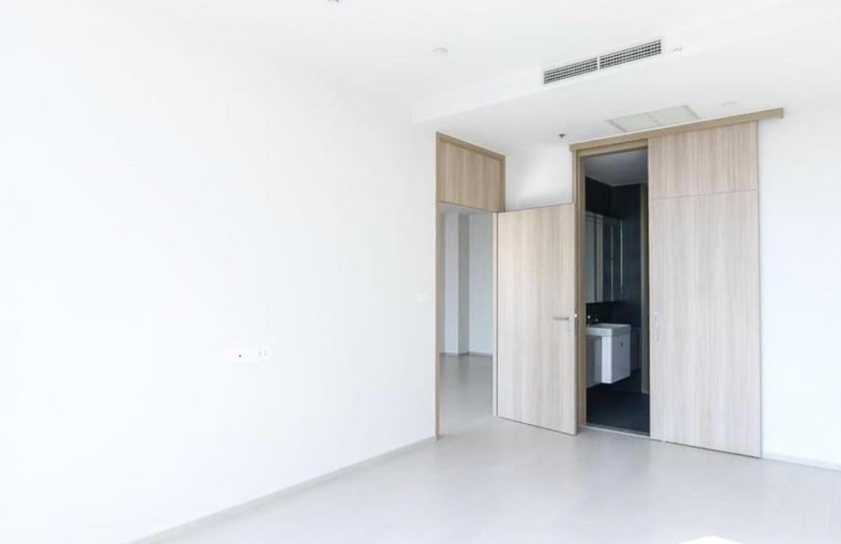 📢👇 Noble Ploenchit is one of the condominium with special entrance directly to BTS, near many popular shopping malls, express way. Corner Unit with unblocked view of Sukhumvit and private lift.