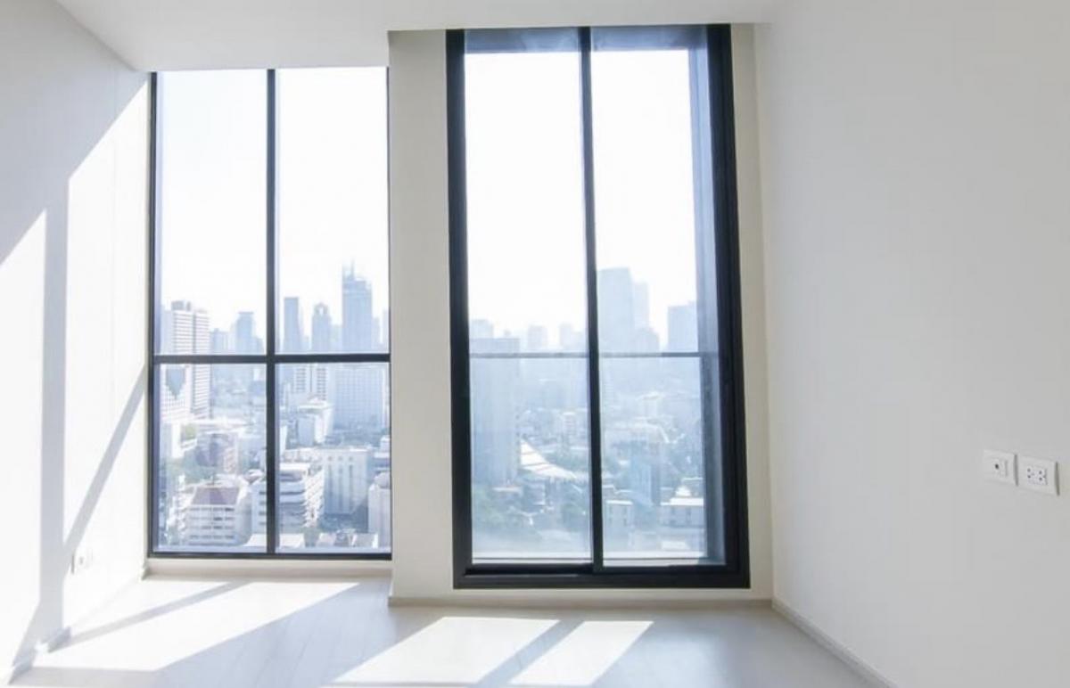 📢👇 Noble Ploenchit is one of the condominium with special entrance directly to BTS, near many popular shopping malls, express way. Corner Unit with unblocked view of Sukhumvit and private lift.