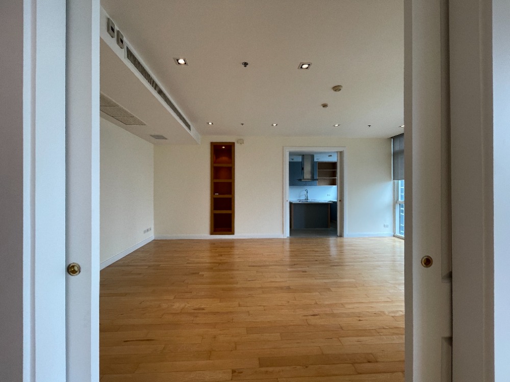 ✨For Rent! Rare Unit at Athenee Residence Huge Size Prime location in chidlom 379 sqm. Tel. 0863692224