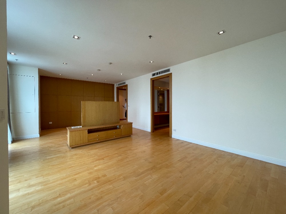 ✨For Rent! Rare Unit at Athenee Residence Huge Size Prime location in chidlom 379 sqm. Tel. 0863692224