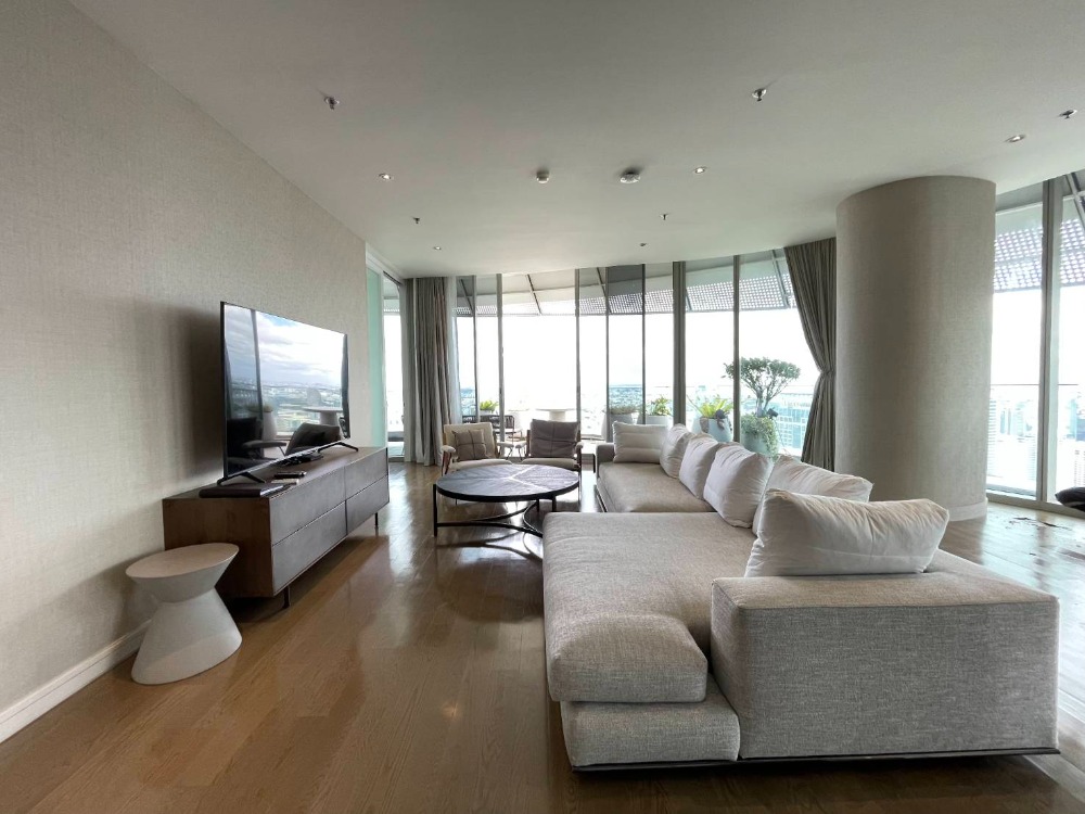 For rent the best Penthouse in city Magnolia Ratchadamri 3 beds duplex with luxury furniture     and superb panorama view.