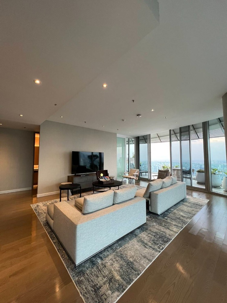 For rent the best Penthouse in city Magnolia Ratchadamri 3 beds duplex with luxury furniture     and superb panorama view.