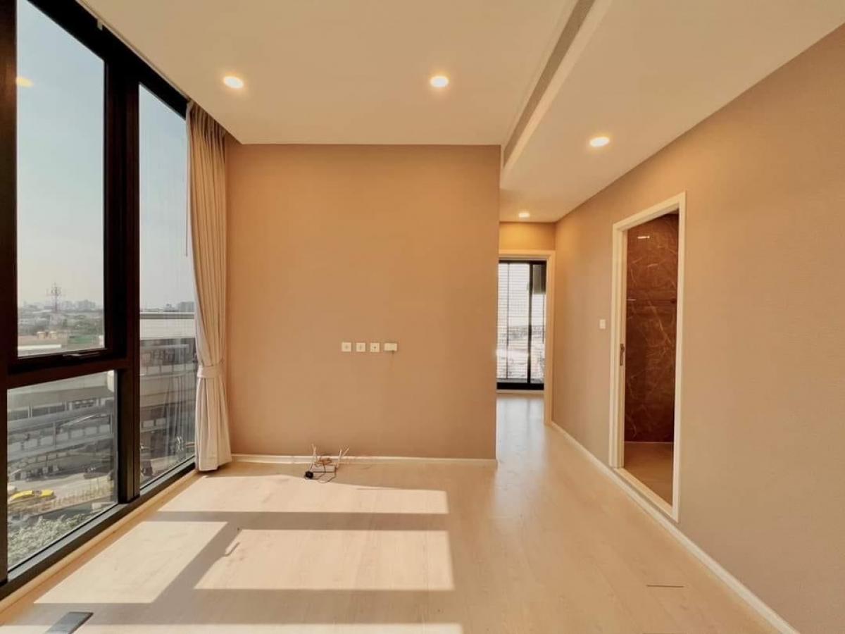 📢👇 Reasonable, affordable, worth price for living or investing as Mazarine Ratchayothin by Grand Unity located very close next to BTS , 180-degree huge city view in the bedroom