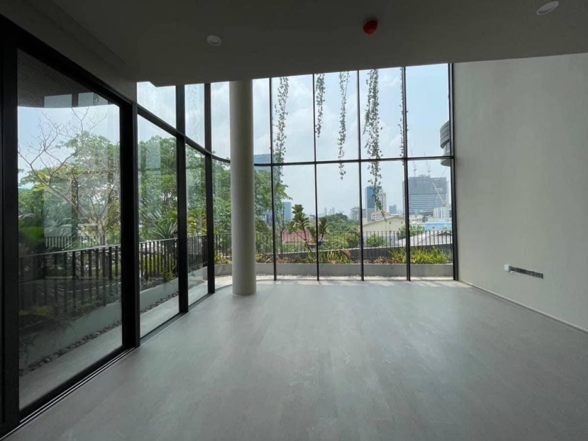📢👇 Kalm Penthouse Ari is a brand-new, luxurious penthouse located in the Phaholyothin area! feeling of being in a cozy, shaded home with convenient access to multiple routes, surrounded by numerous famous restaurants and cafes.
