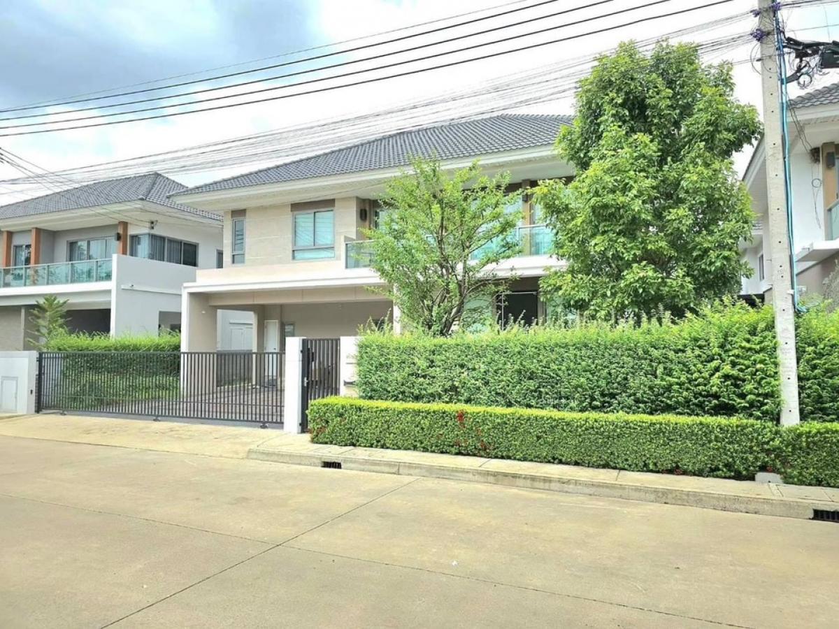 ด่วน ราคาดี บ้านใหม่ ไม่เคยพักอาศัย ไม่เคยปล่อยเช่า มีความปลอดภัยสูง (รปภ. ดูแล 24 ชั่วโมง) บ้าน พร้อมให้ตกแต่งตามความชอบได้เอง เดินทางสะดวก ได้หลายเส้นทาง: รามคำแหง ด่านทับช้าง  กรุงเทพกรีฑา  ร่มเกล้า  สนามบินสุวรรณภูมิ  เป็นโครงการติดถนนใหญ่