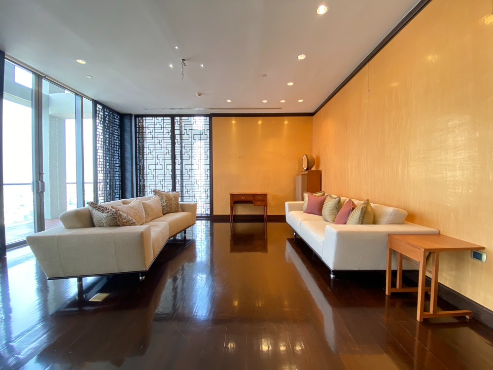 Experience luxurious living in the heart of the city! 🌟 3 bedroom penthouse condo, beautifully decorated in Chinese style. Spacious layout with breathtaking city views, located in the vibrant Sathorn area.