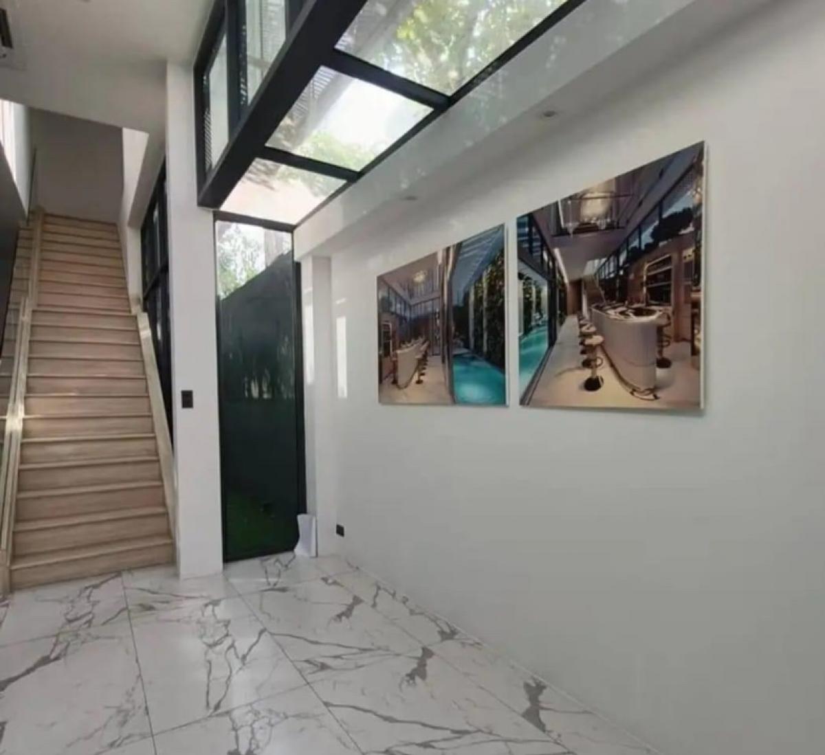 📢👇Brand new home office on the main street , 4 storey with lift, 2 parking space and along in the Soi, easily traveling in many routes, *3 years rent at least*