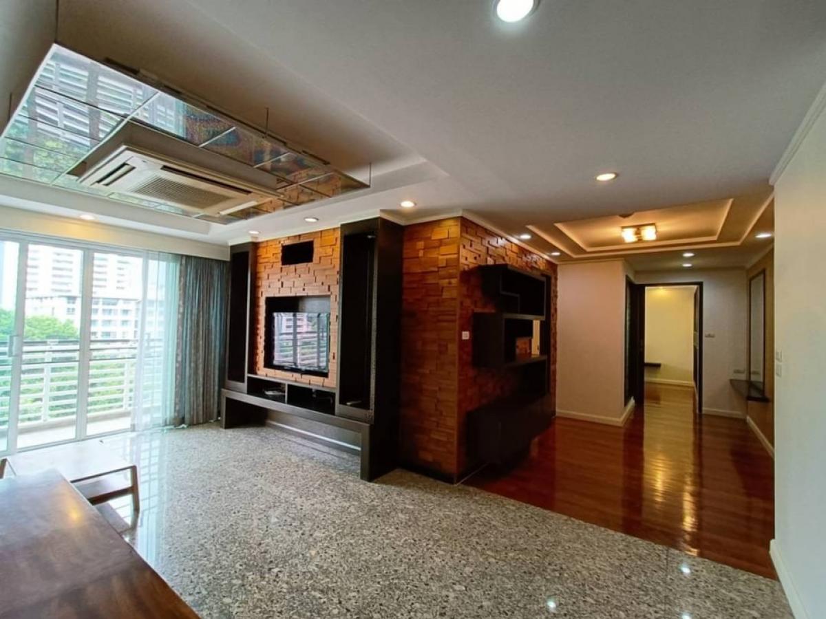 📢👇Room available 1/11/25
Grab or gone, reasonable and worth price for living or investing , low rise condo for rent / sale near Park lane, Gate way Ekamai , unblocked view, fully furnished.