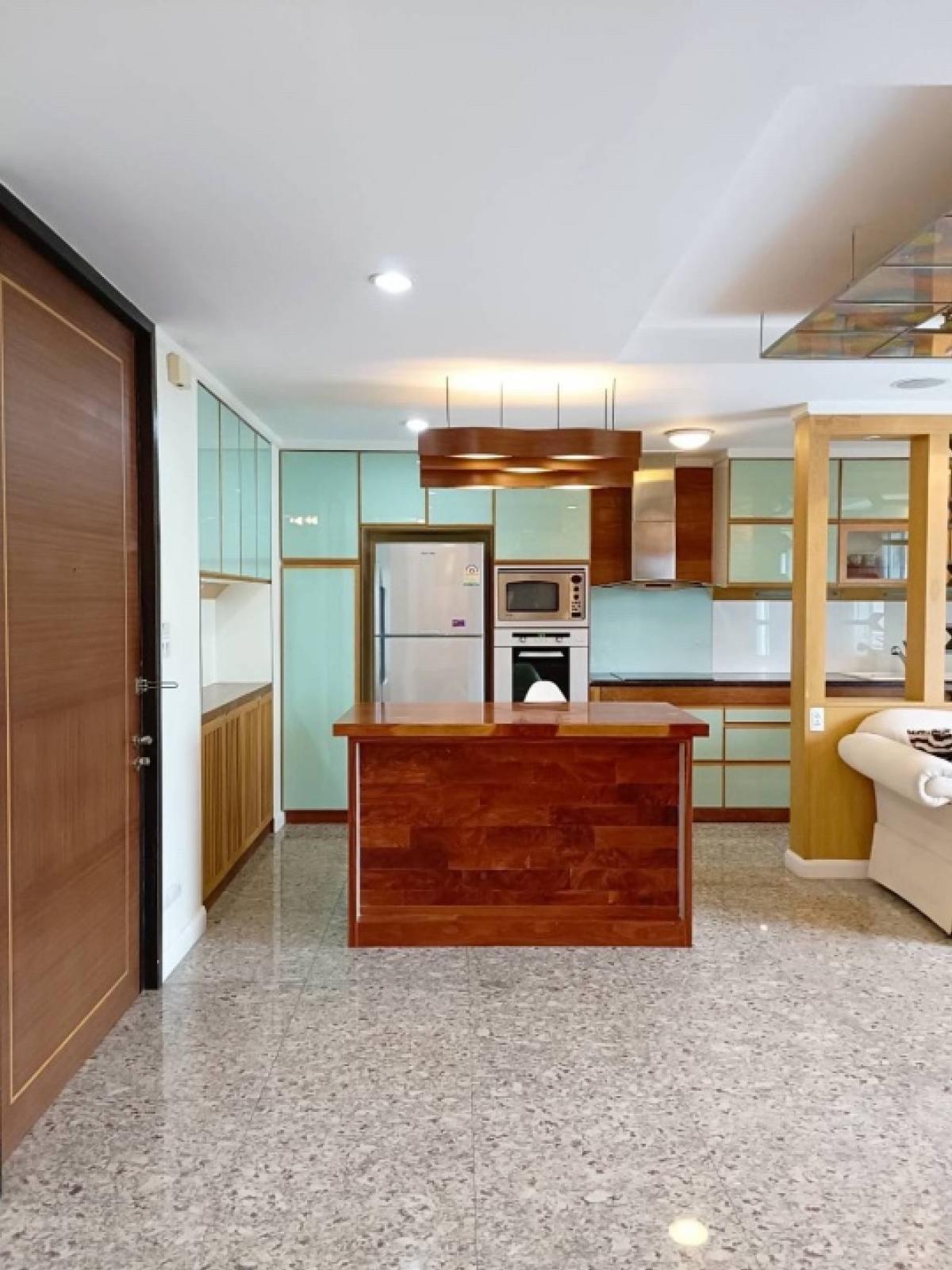 📢👇Room available 1/11/25
Grab or gone, reasonable and worth price for living or investing , low rise condo for rent / sale near Park lane, Gate way Ekamai , unblocked view, fully furnished.