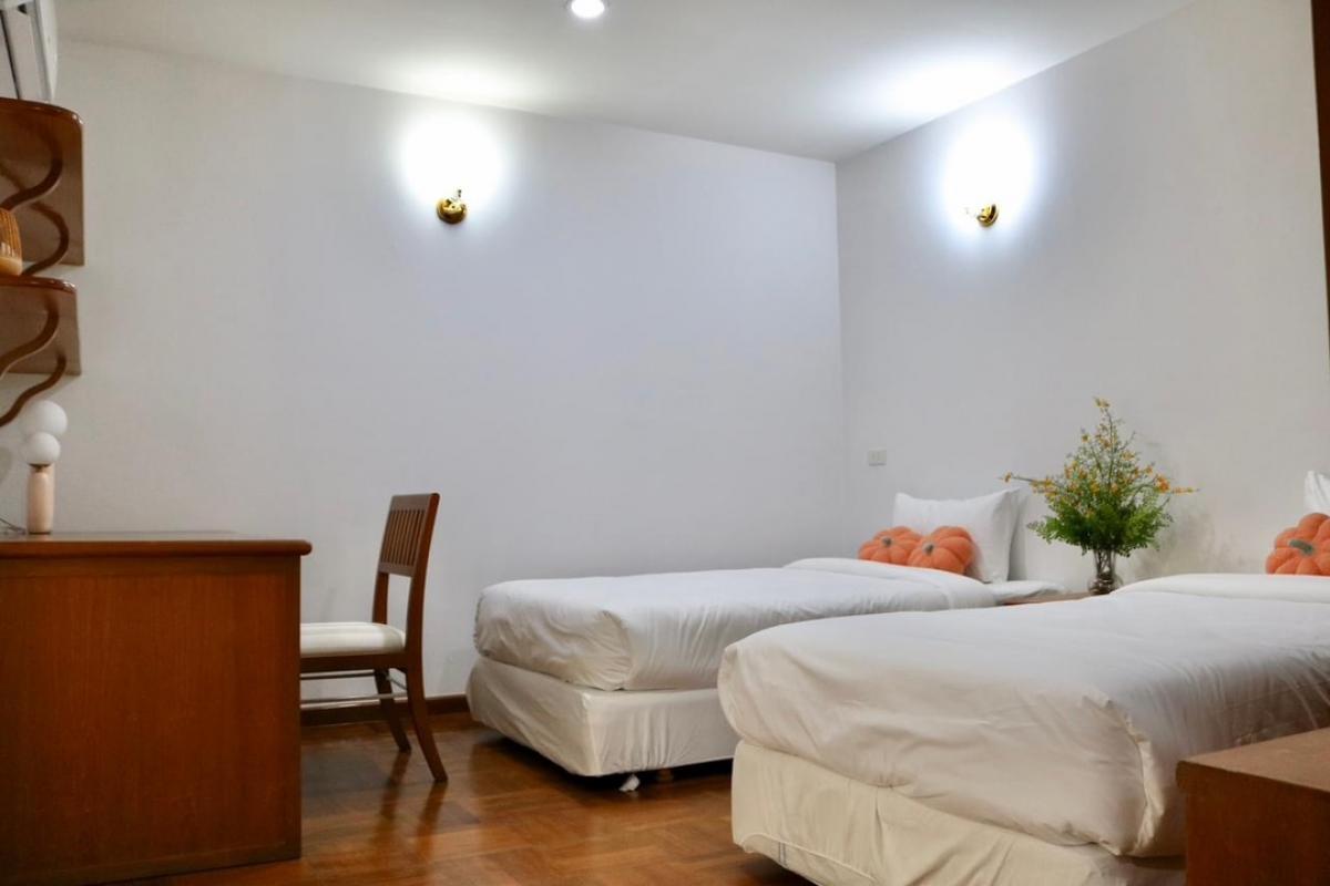 📢👇Huge size petfriendly unit for 4 beds in Em District area , long big balcony, no weight limit for dog