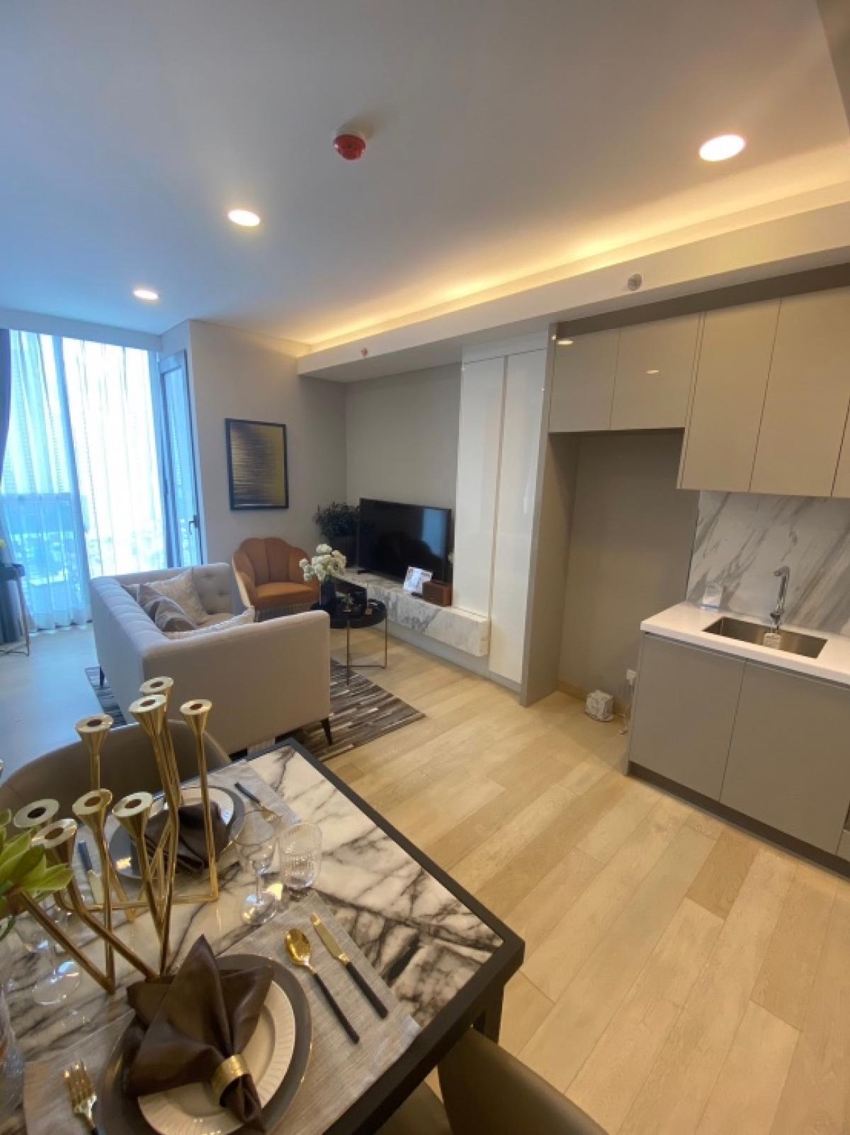 📢👇Luxurious condominium in the heart of Asoke-Rama 4, conceige service from a world-class hotel , also many special offer such as free transfer expenses etc.