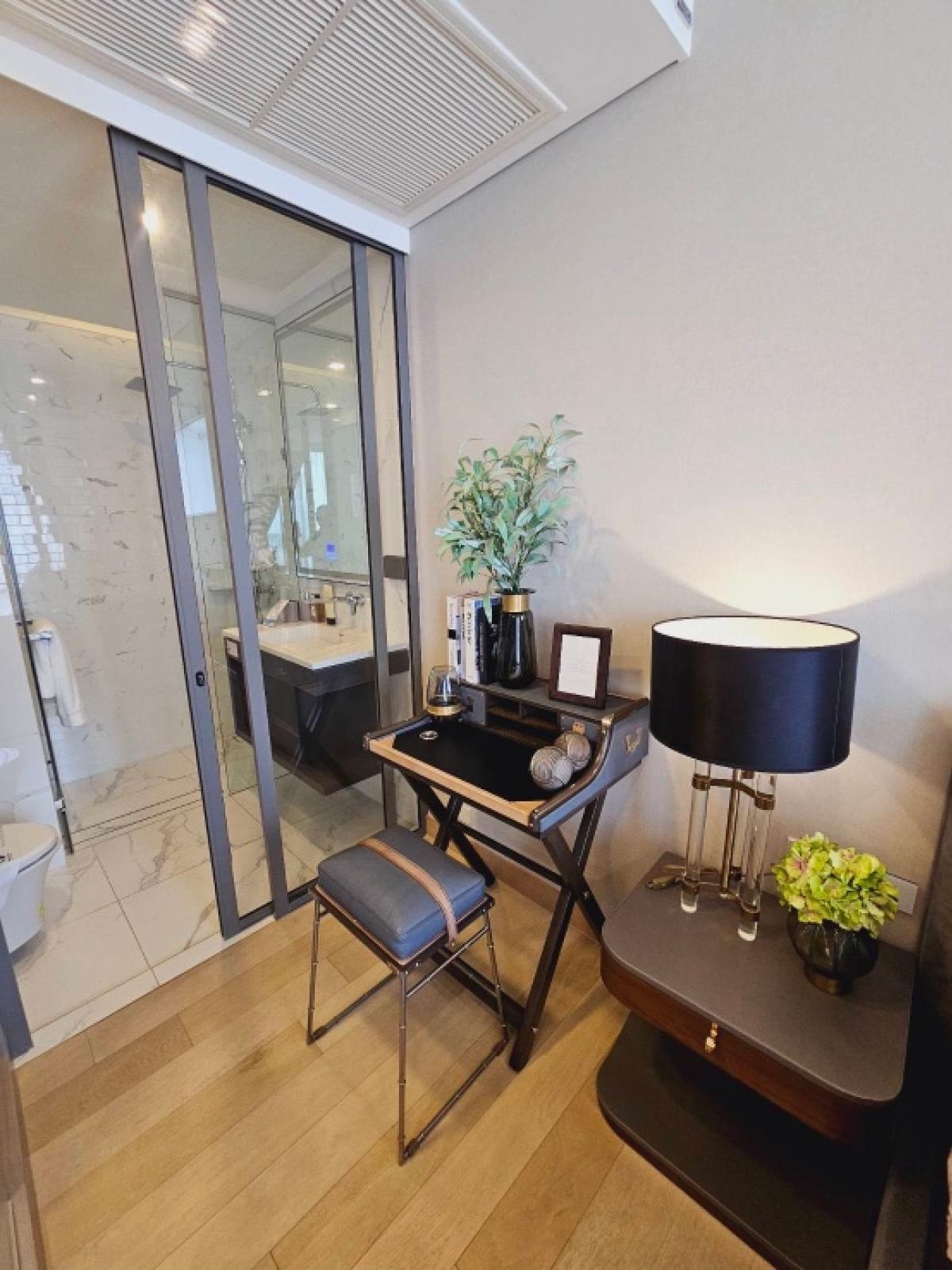 📢👇Luxurious condominium in the heart of Asoke-Rama 4, conceige service from a world-class hotel , also many special offer such as free transfer expenses etc.