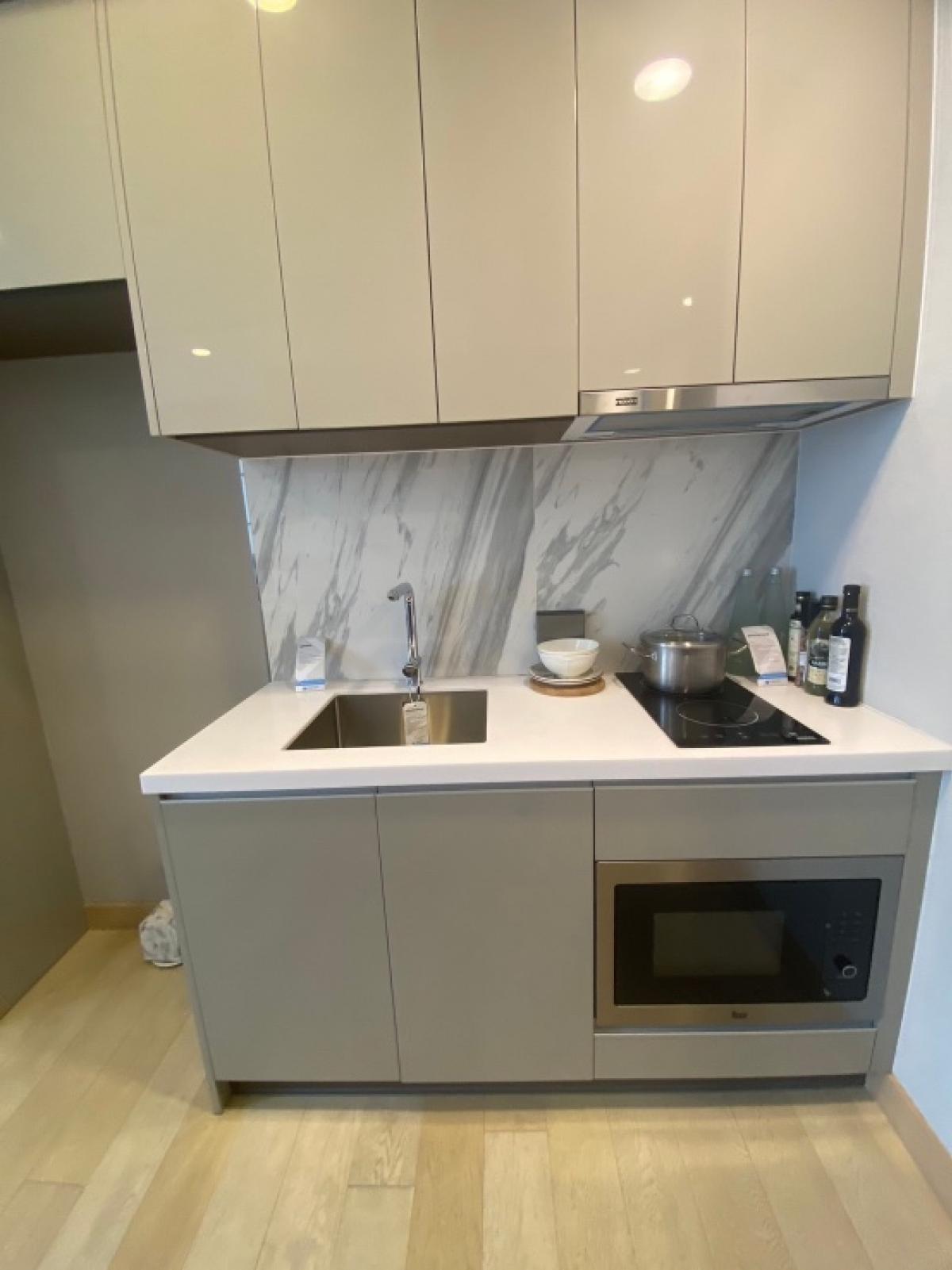 📢👇Luxurious condominium in the heart of Asoke-Rama 4, conceige service from a world-class hotel , also many special offer such as free transfer expenses etc.