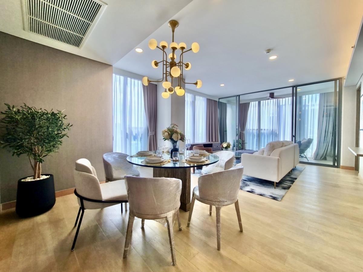 📢👇 Luxurious condominium in the heart of Asoke-Rama 4, conceige service from a world-class hotel , unblocked view, also many special offer such as free transfer expenses etc.