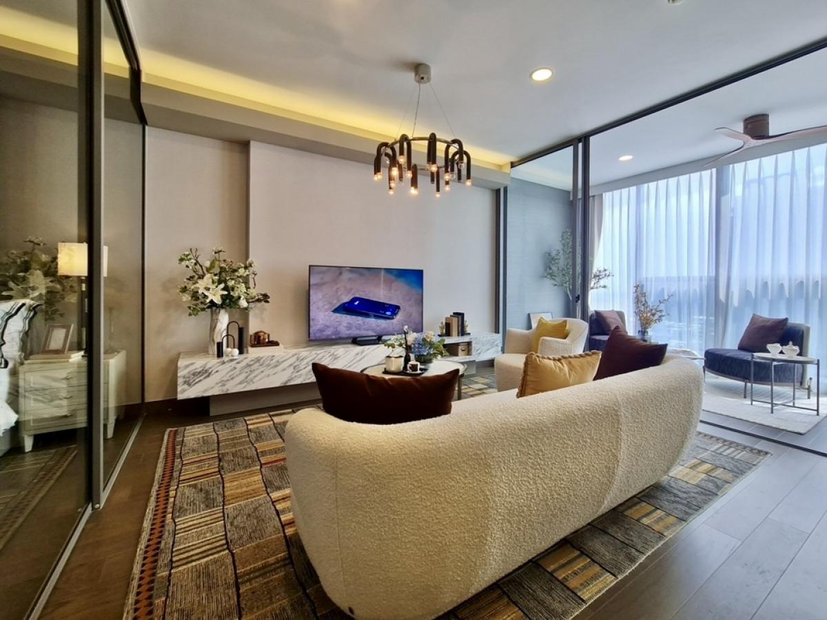 📢👇Luxurious condominium in the heart of Asoke-Rama 4, conceige service from a world-class hotel , also many special offer such as free transfer expenses etc.