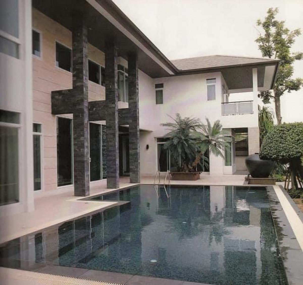 บ้านเดี่ยวหรูลาดพร้าวพร้อมสระว่ายน้ำส่วนตัว พื้นที่กว้าง ใกล้ Crystal Park และ CDC