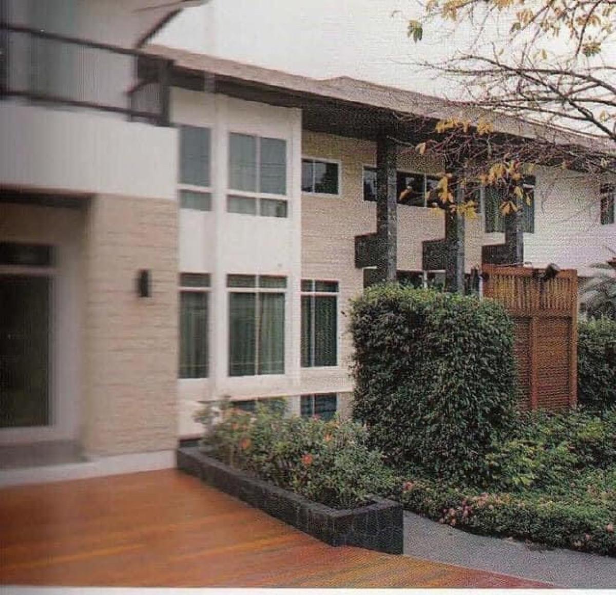 บ้านเดี่ยวหรูลาดพร้าวพร้อมสระว่ายน้ำส่วนตัว พื้นที่กว้าง ใกล้ Crystal Park และ CDC
