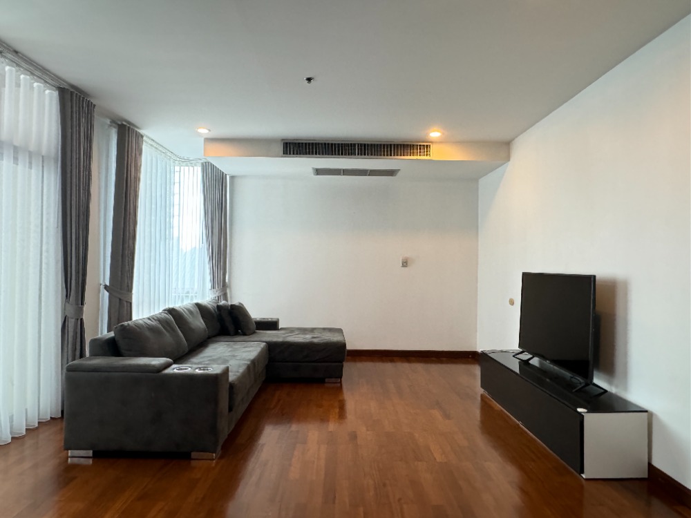 Special! 3 Bedrooms with a Maid Room in the langsuan Area, Near BTS Chidlom, Opposite Veela and Close to Convenient Amenities.