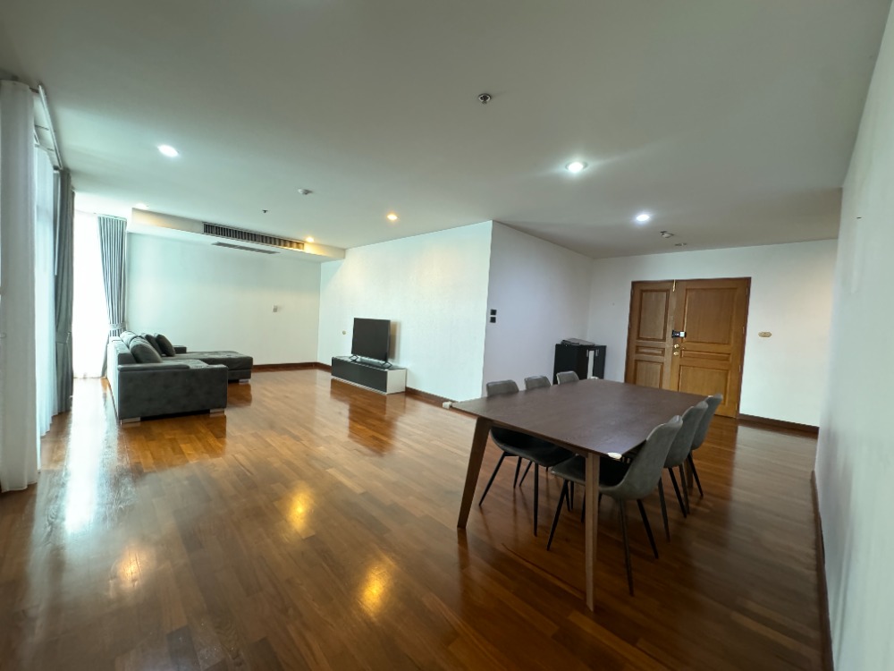Special! 3 Bedrooms with a Maid Room in the langsuan Area, Near BTS Chidlom, Opposite Veela and Close to Convenient Amenities.