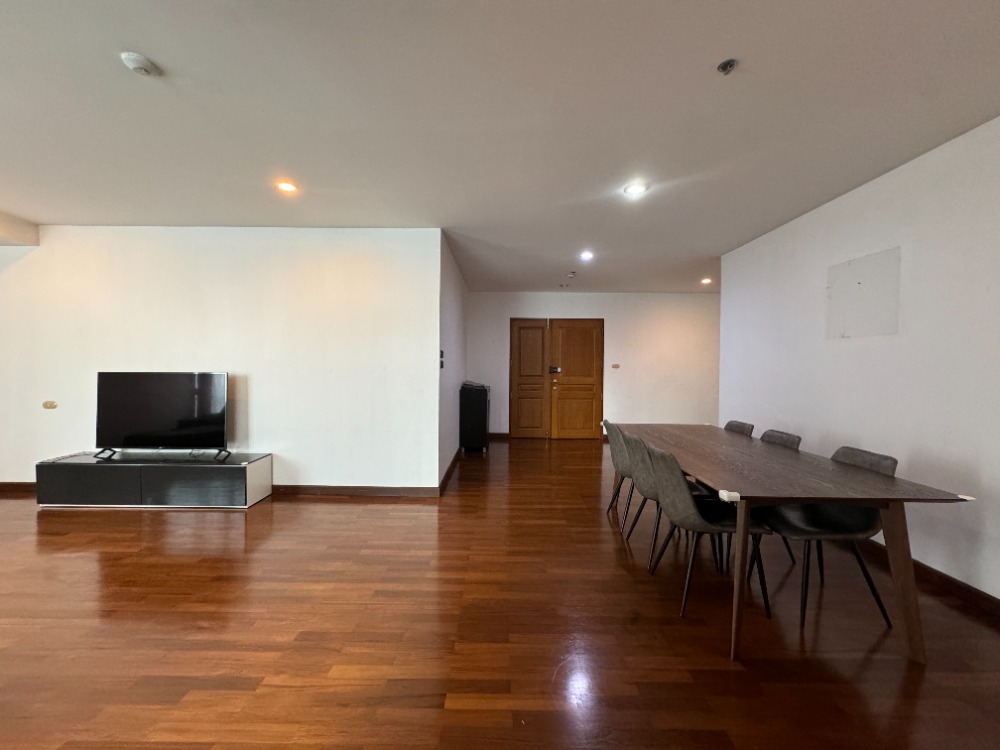 Special! 3 Bedrooms with a Maid Room in the langsuan Area, Near BTS Chidlom, Opposite Veela and Close to Convenient Amenities.