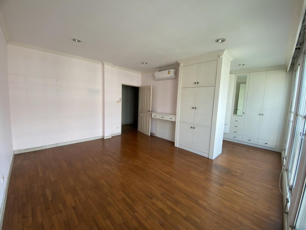 📢👇Available March 26
Good for living or investing 3 story big size of townhome in the middle of Thonglor, safety, shady, easily to traveling in many routes, unfurnished❌pet not allowed when rent