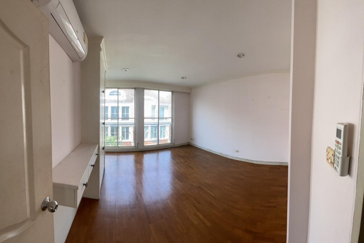 📢👇Good for living or investing 3 story big size of townhome in the middle of Thonglor, safety, shady, easily to traveling in many routes, unfurnished❌pet not allowed when rent