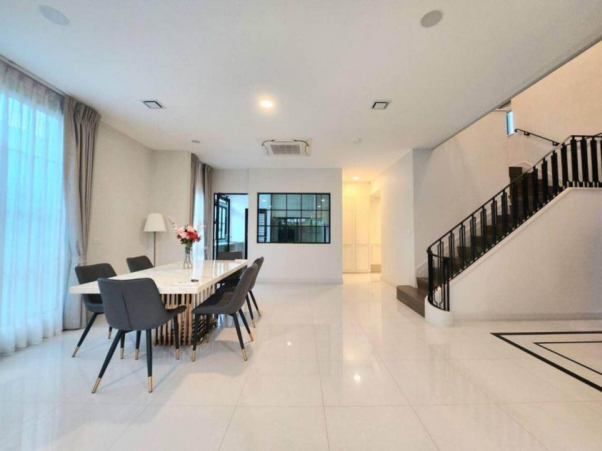 📢👇 New corner single house for rent , never occupied, located in Nantawan Rama 9 - New Krungthepkreetha, a luxury compound with excellent security. Close to Brighton International School, Wellington International School, and Suvarnabhumi Airport. Fully fu