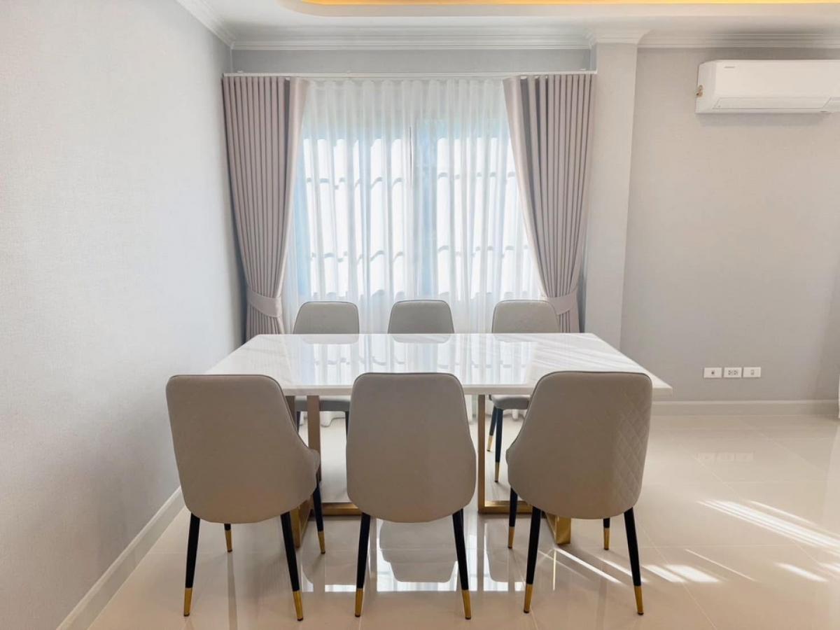 📢👇 Brand new single house for rent in good compound with good security. Located only 5 minutes from Mega-Bangna (The project is located along the Southern Outer Ring Expressway), fully furnished