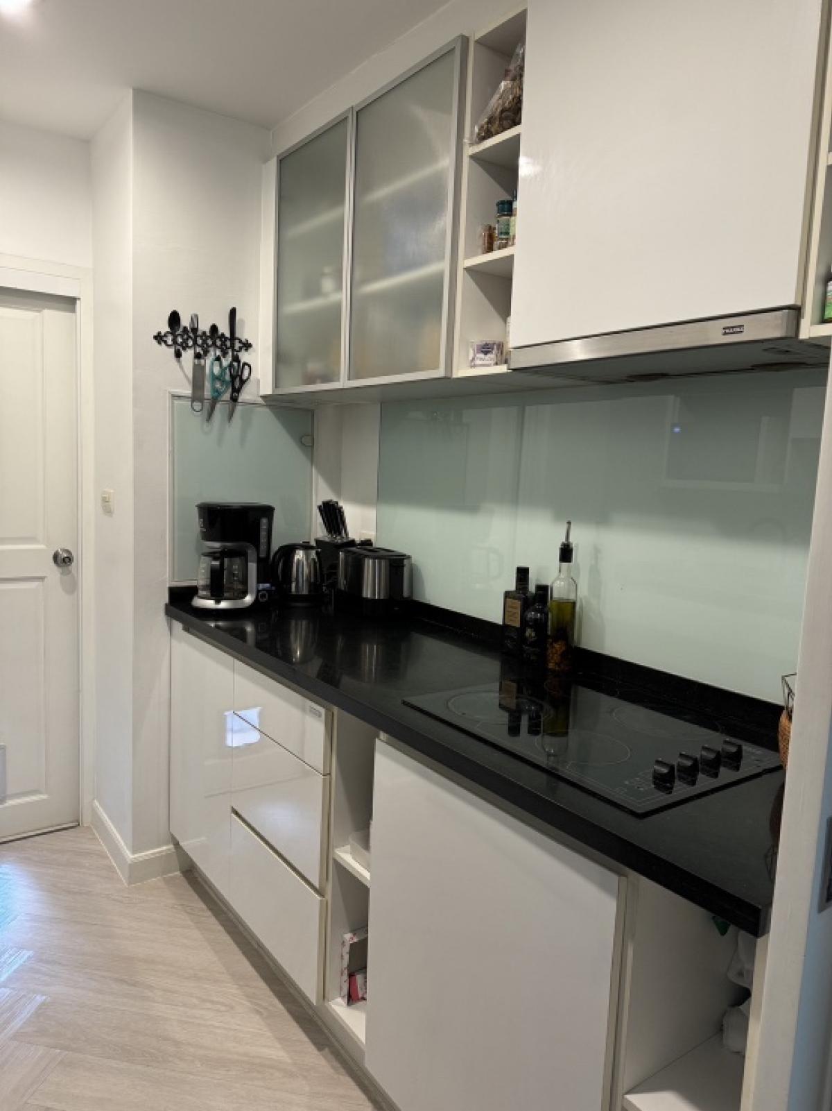 📢👇 Pearl Residences Condominium , newly renovated , low rise building locate in Em District and only 450m to Benjasiri Park and BTS, near Rain hill, UFM Fuji supermarket , fully furnished.