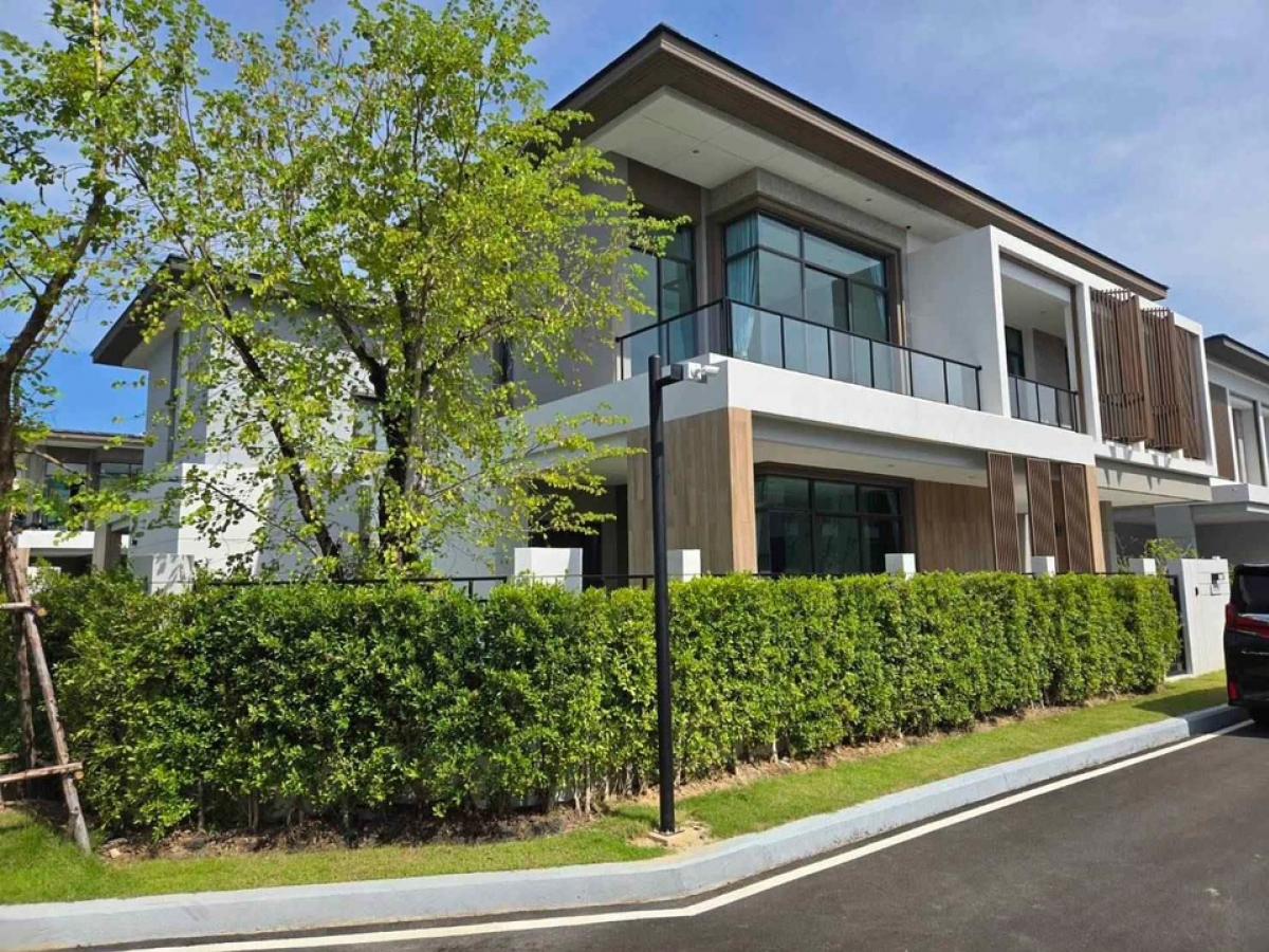 📢👇 Brand new two-story detached house on corner plot, never lived in, in a quiet alley at Bangkok Boulevard Bangna KM 5