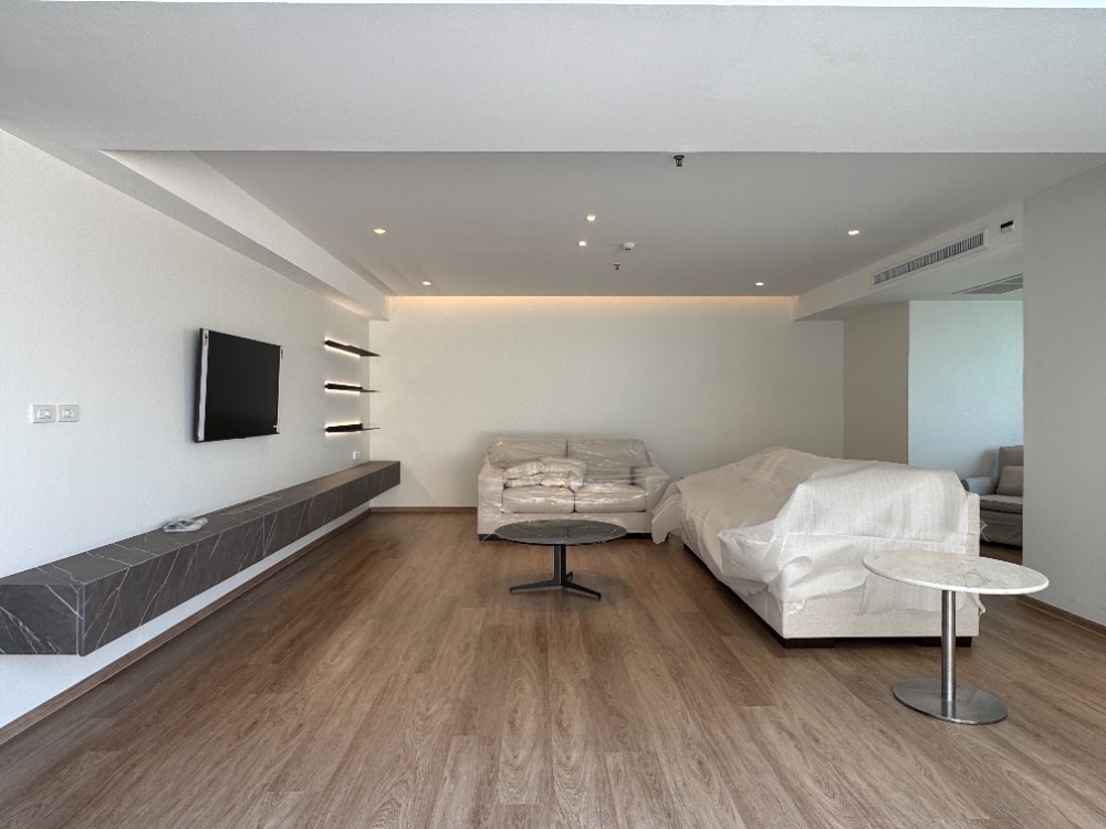 📢👇Newly renovated Roof top Duplex Penthouse huge size with huge balcony , unblocked view , 3 bedrooms , near Ekamai, Thonglor and Phrakanong Available now
