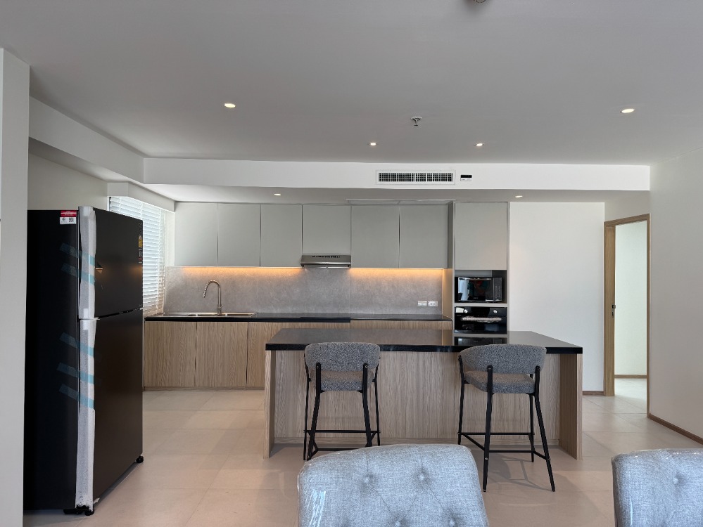 📢👇Newly renovated Roof top Duplex Penthouse huge size with huge balcony , unblocked view , 3 bedrooms , near Ekamai, Thonglor and Phrakanong Available now