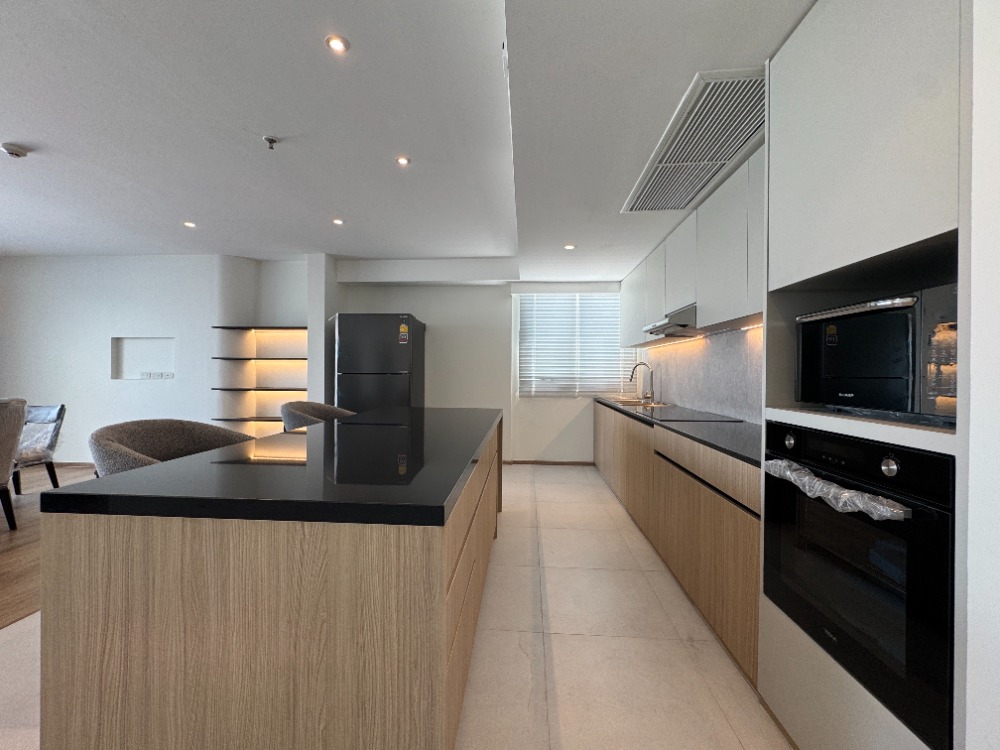 📢👇Newly renovated Roof top Duplex Penthouse huge size with huge balcony , unblocked view , 3 bedrooms , near Ekamai, Thonglor and Phrakanong Available now